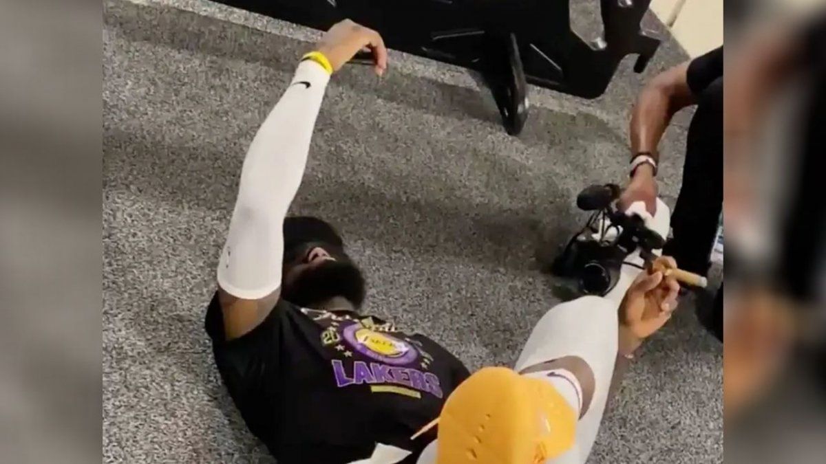 Lebron James habla con su mamá después de la final del campeonato de la NBA Lebron James habla con su mamá después de la final del campeonato de la NBA