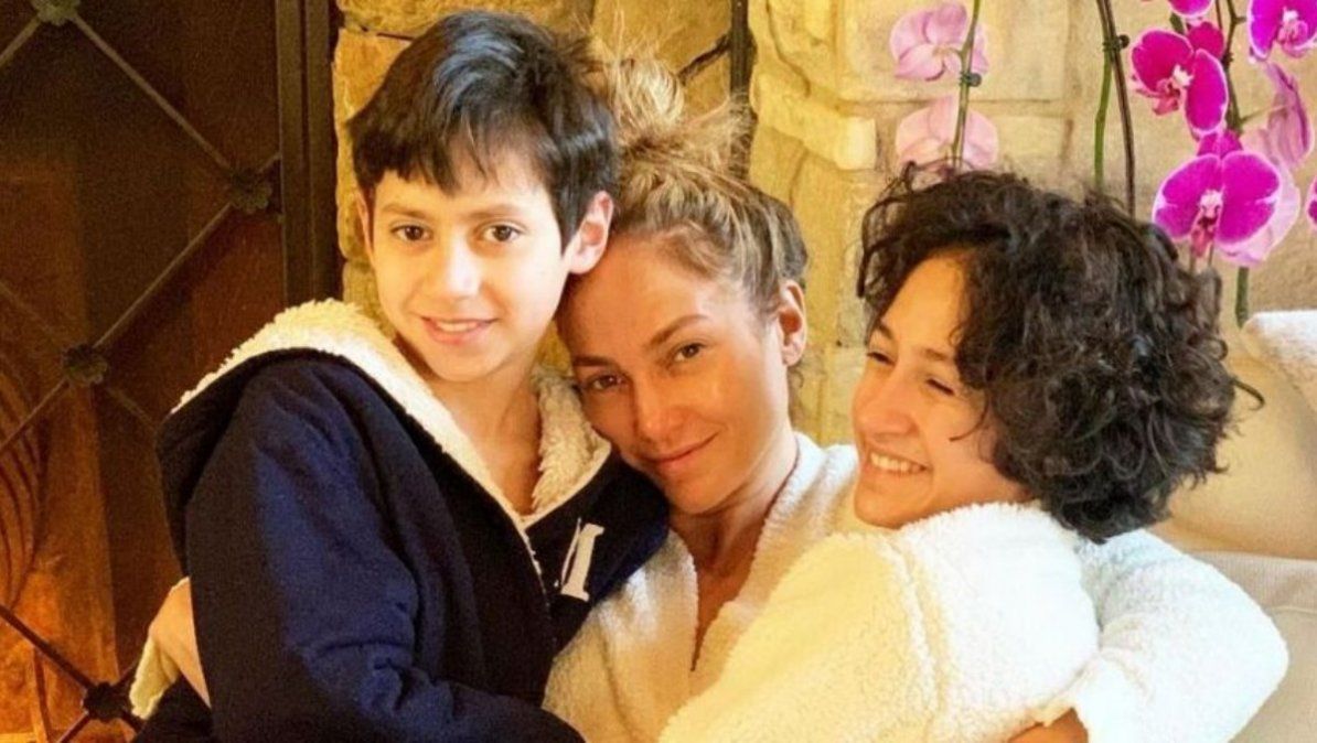 Jennifer López junto a sus hijos. | Foto: yahoo.com