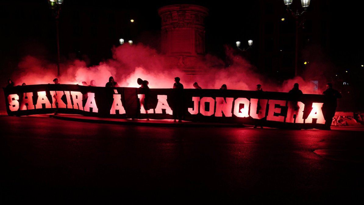 Una manifestación de hinchas en París llamó prostituta a Shakira&nbsp;