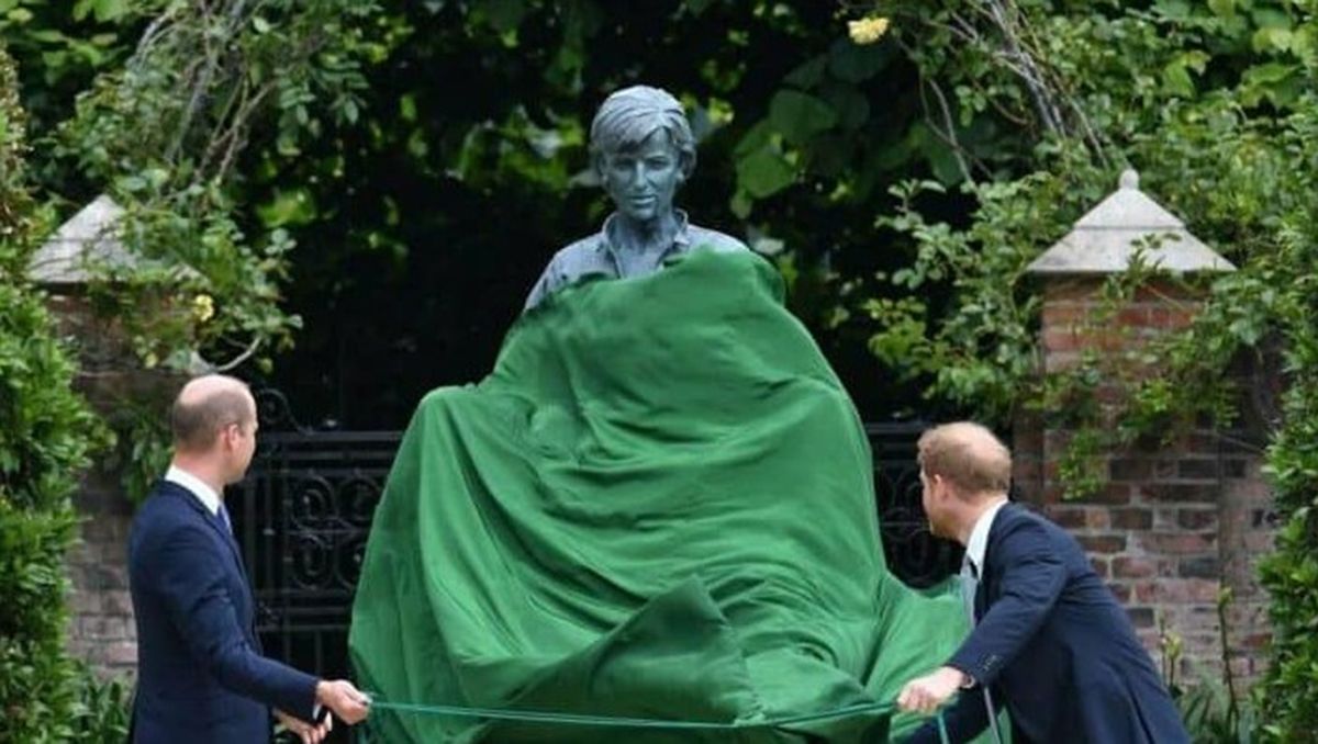 Una estatua de Diana de Gales fue develada por sus hijos
