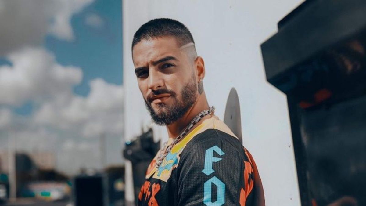 ¿Estaba ebrio? Maluma desata burlas al caerse bailando