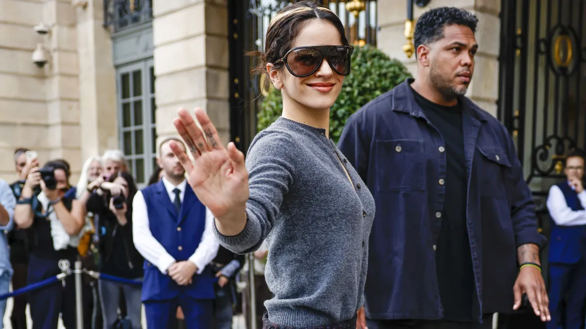 Rosalía deslumbra en la Semana de la Moda de París con un atuendo vanguardista.