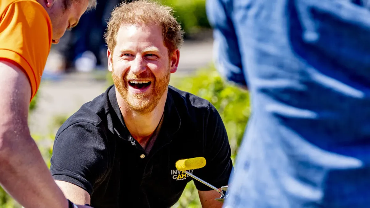 El príncipe Harry salta en paracaídas para cumplir una promesa a un veterano.