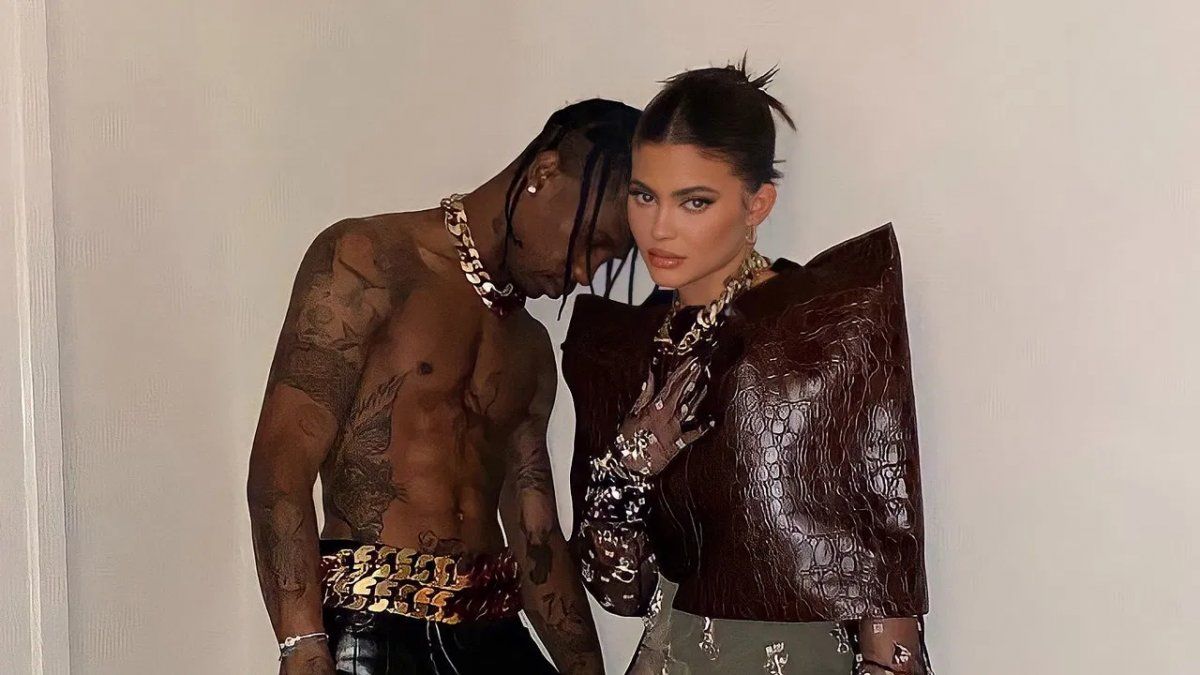 Kylie Jenner posa en Givenchy con Travis Scott