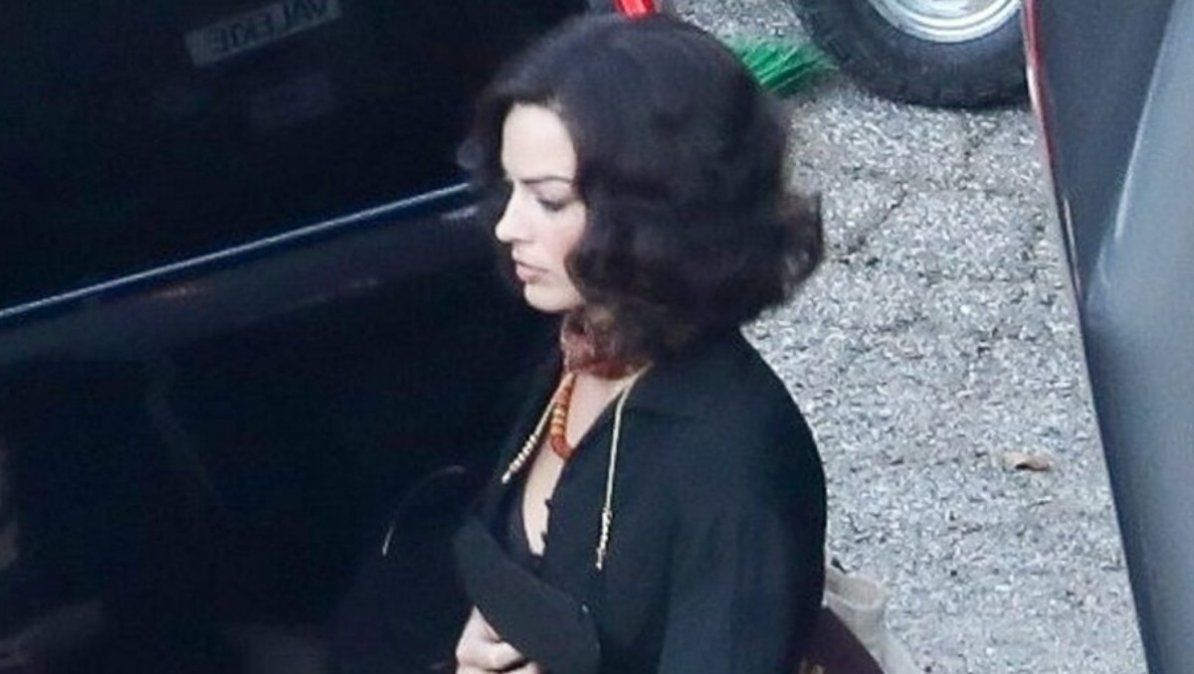 Margot Robbie con su pelo negro | foto: famousnews.com