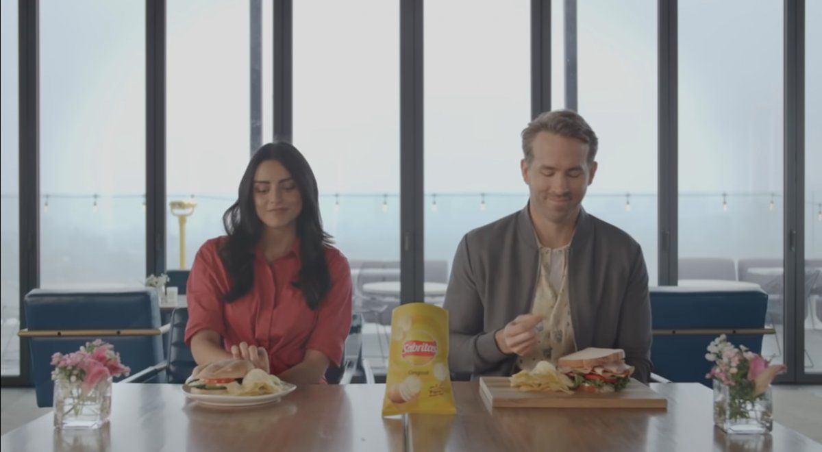 Ryan Reynolds y Aislinn Derbez compiten por unas Sabritas Ryan Reynolds y Aislinn Derbez compiten por unas Sabritas