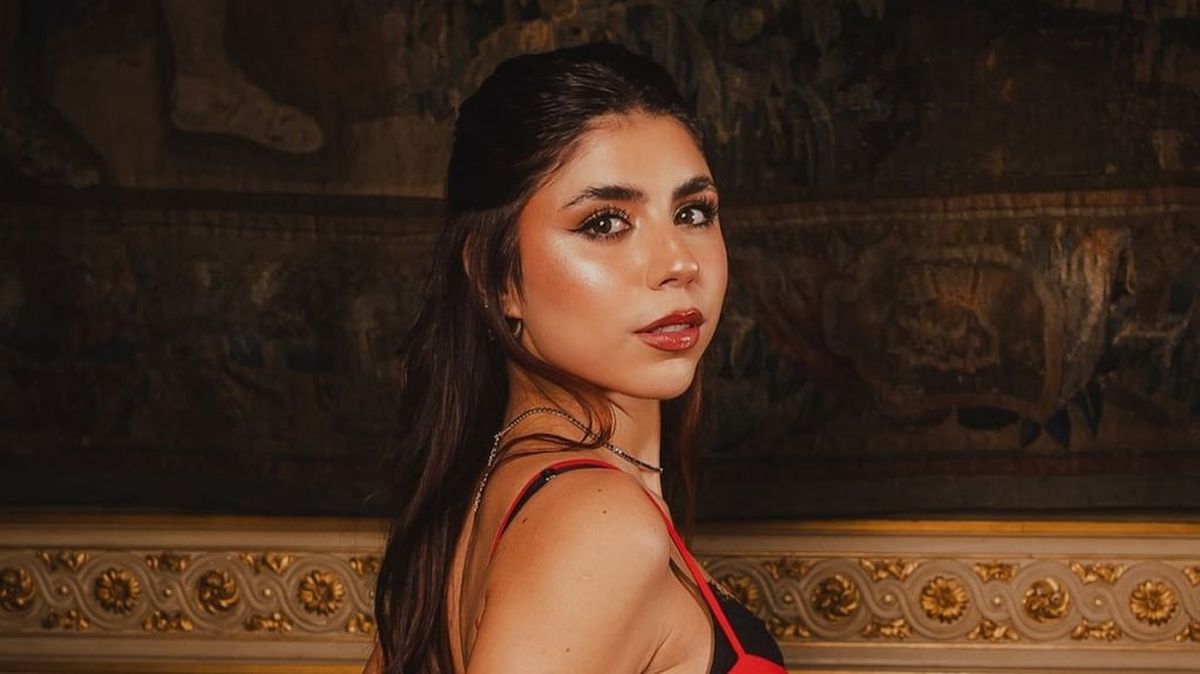 Camila Mayan se prueba un llamativo body de látex para un video.