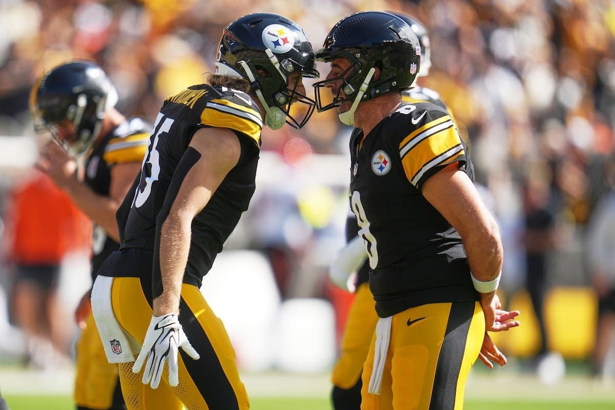 Aaron Rodgers celebra una anotación crucial en la victoria de los Steelers.