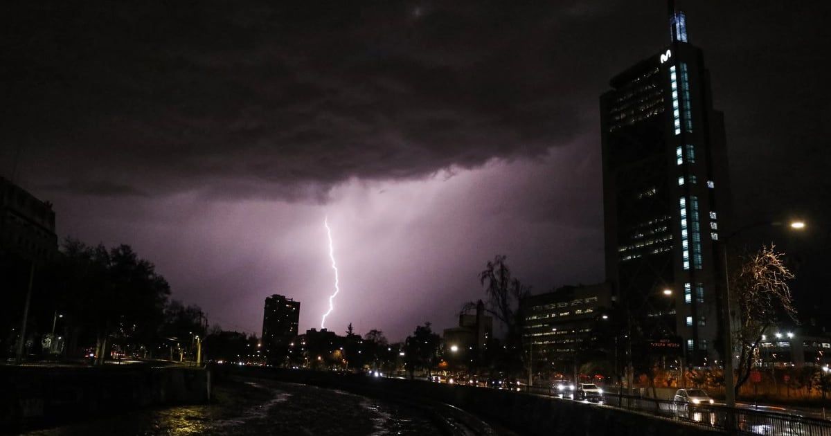 Mapa de Chile con las regiones en alerta por probables tormentas eléctricas.