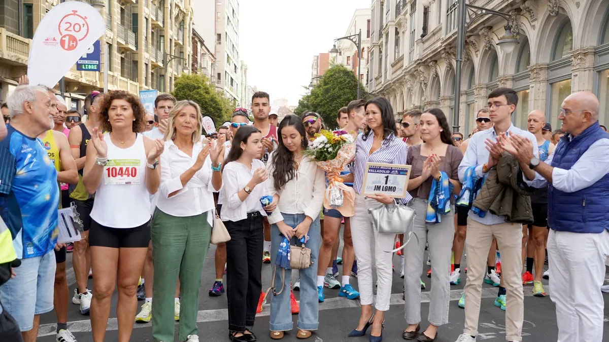 Homenaje al doctor José María Lomo antes de la salida de la Media Maratón.