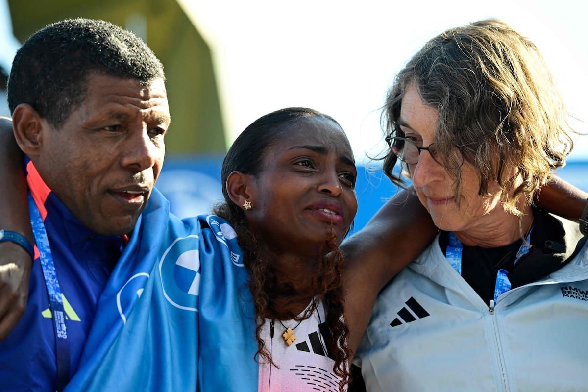 Tigist Assefa celebra su victoria en el Maratón de Berlín a pesar de una lesión.