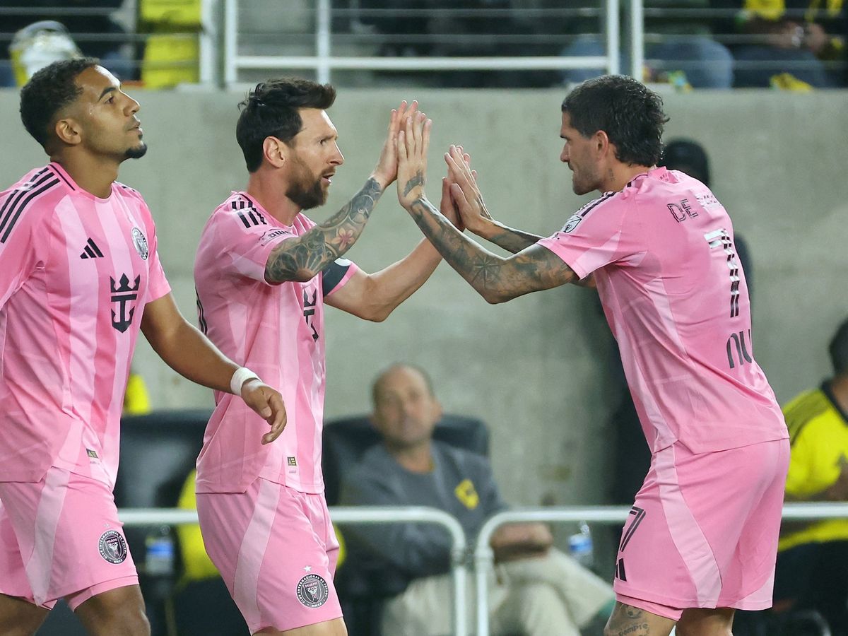 Lionel Messi celebra tras anotar un gol de tiro libre para Inter Miami.