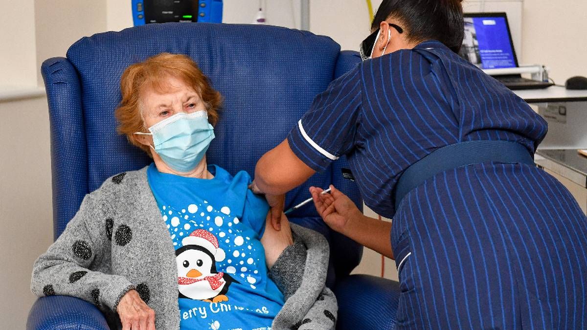 Mujer recibe la vacuna Pfizer