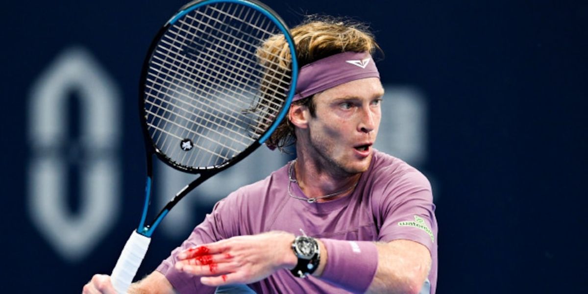 Andrey Rublev muestra la mano herida tras golpear un cartel en Hangzhou.