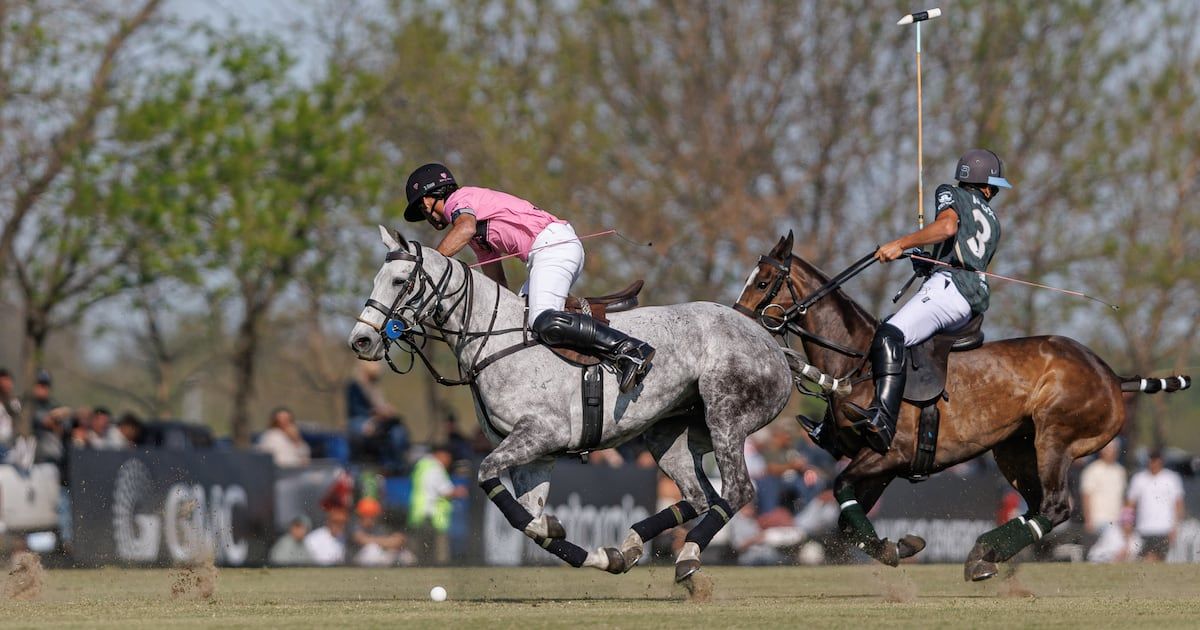 Jugadores de Hache Polo Team celebran su pase a la final del Abierto de Hurlingham.