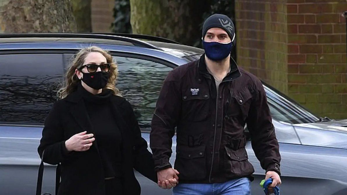 Henry Cavill junto a su nueva pareja. | Foto: tirquesanews.mx Henry Cavill junto a su nueva pareja. | Foto: tirquesanews.mx