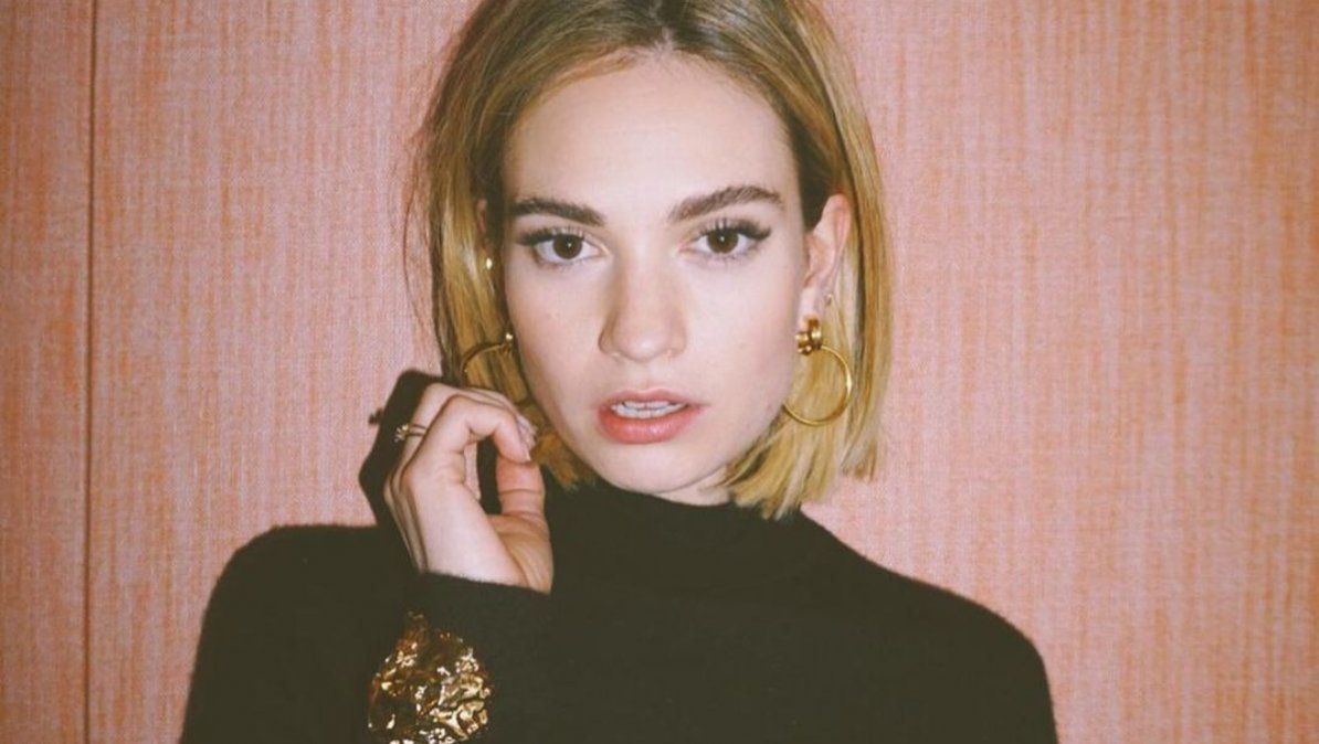 Lily James sigue involucrada en la polémica | Foto @lilyjamesofficial (Instagram) Lily James sigue involucrada en la polémica | Foto @lilyjamesofficial (Instagram)