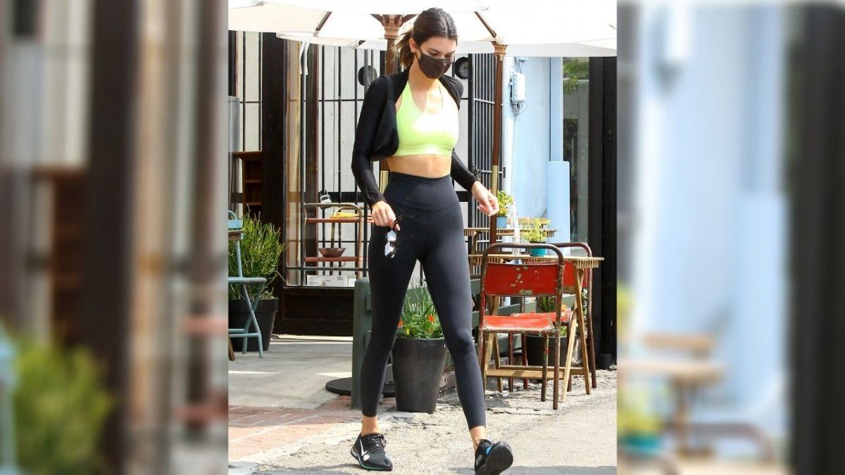 Kendall Jenner en tenis negros