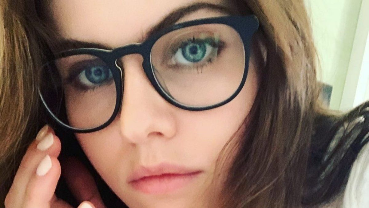 Alexandra Daddario Y Su Romantico Beso En La Playa Swipe right to watch me make it rain @artisancollection premium dark chocolate baking chips and bake brown butter chocolate chip alexandra daddario shared a photo on instagram: alexandra daddario y su romantico beso