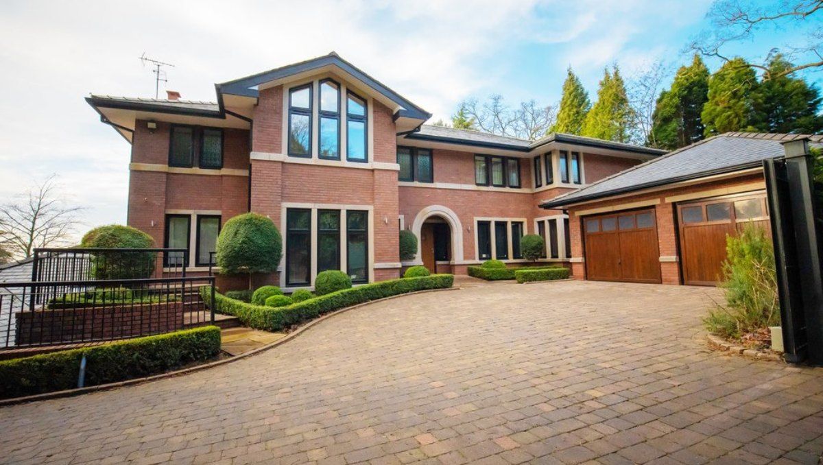 Así era la espectacular mansión de Cristiano Ronaldo en Inglaterra.