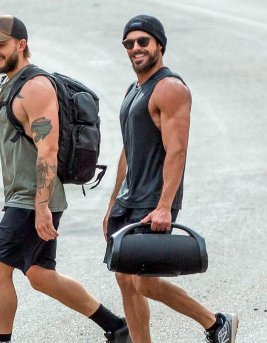 Zac Efron y su novia Vanessa Valladares fueron vistos recientemente en Australia juntos saliendo de un entrenamiento