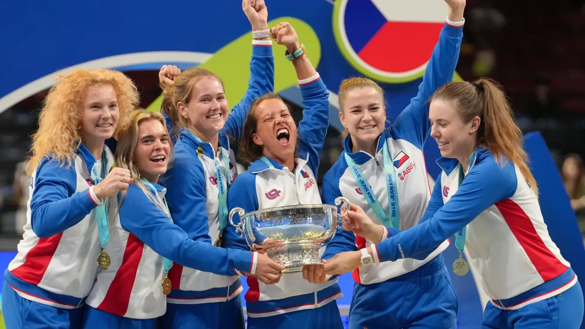 Linda Noskova celebra la victoria de Chequia en la Billie Jean King Cup.