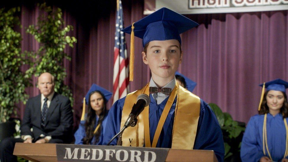 En su cuarta temporada Young Sheldon nos dejará ver su cambio del colegio a la universidad y todos sus desafíos. En su cuarta temporada Young Sheldon nos dejará ver su cambio del colegio a la universidad y todos sus desafíos.