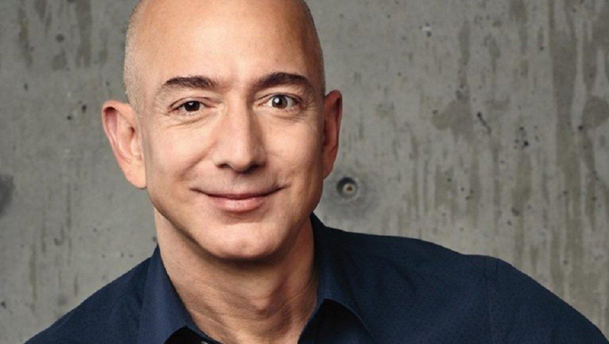 El fundador de Amazon perdió su sitial de honor y pelea codo a codo con Bernard Arnault