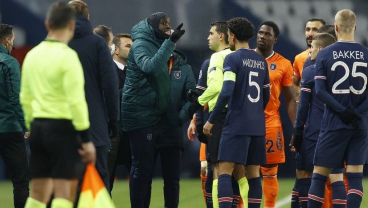 El juego entre el PSG vs Istanbul tuvo una histórica y lamentable suspensión por racismo | Foto: marca.com El juego entre el PSG vs Istanbul tuvo una histórica y lamentable suspensión por racismo | Foto: marca.com