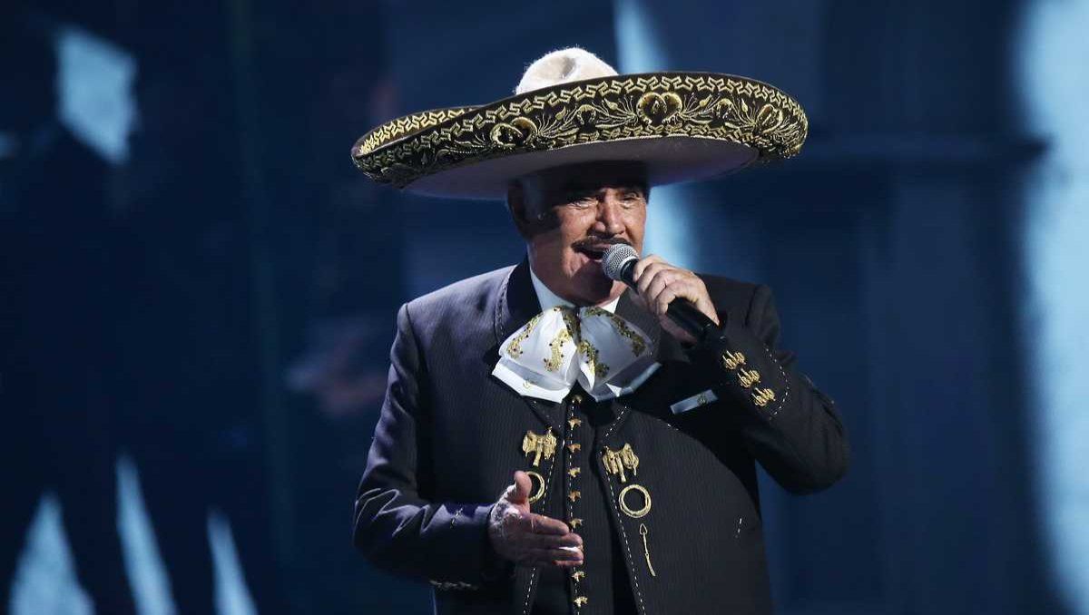 Vicente Fernández sufrió una fuerte caída Vicente Fernández sufrió una fuerte caída