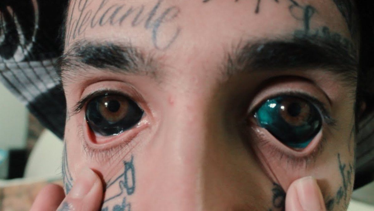 Los tatuajes en los ojos pueden poner en riesgo la visión de las personas. | Foto: youtube.com