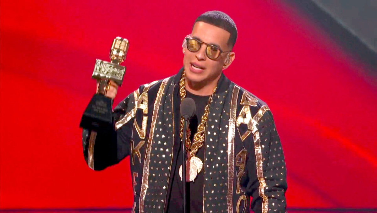 Daddy Yankee además recibió el premio al salón de la fama. 