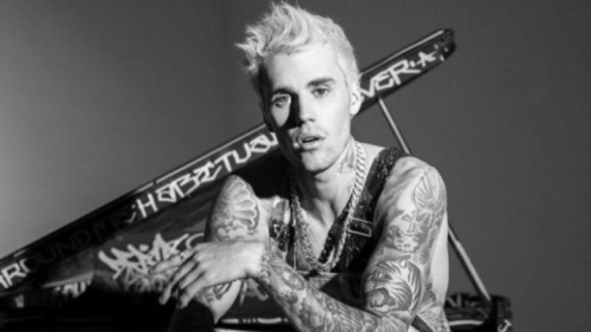 Revisa el tatuaje en el cuello de Justin Bieber