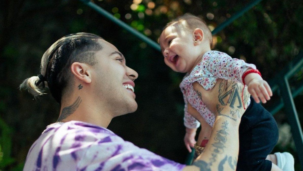 Juan de Dios Pantoja junto a su hermana de 4 meses. | Foto: instagram.com