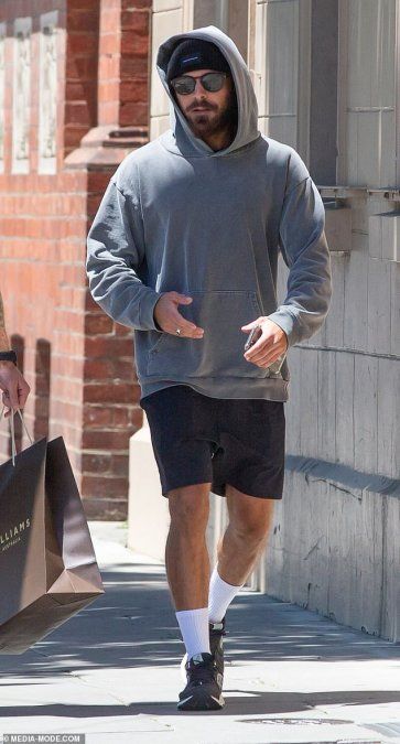 Zac Efron sale por zapatos tratando de pasar desapercibido