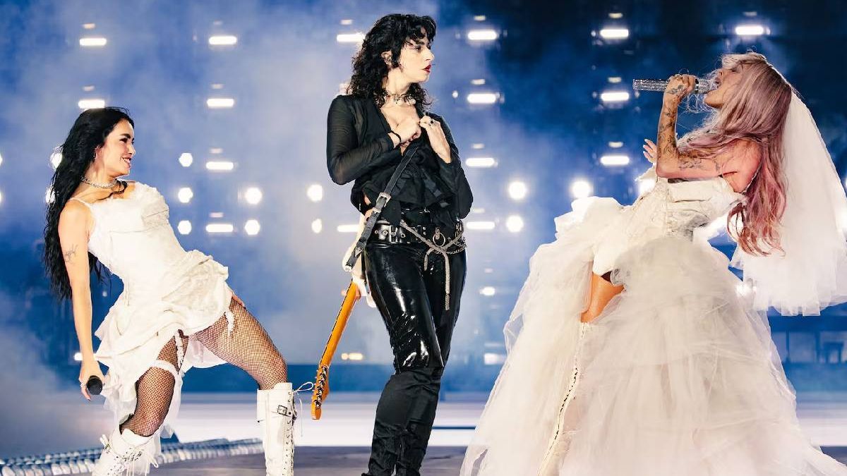 Lali Espósito besa a Tini Stoessel y Marilina Bertoldi en el escenario de River.