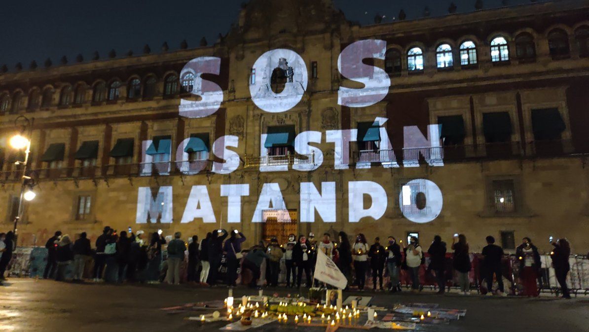 Así fue la vigila en el Palacio Nacional por los femicidios en México