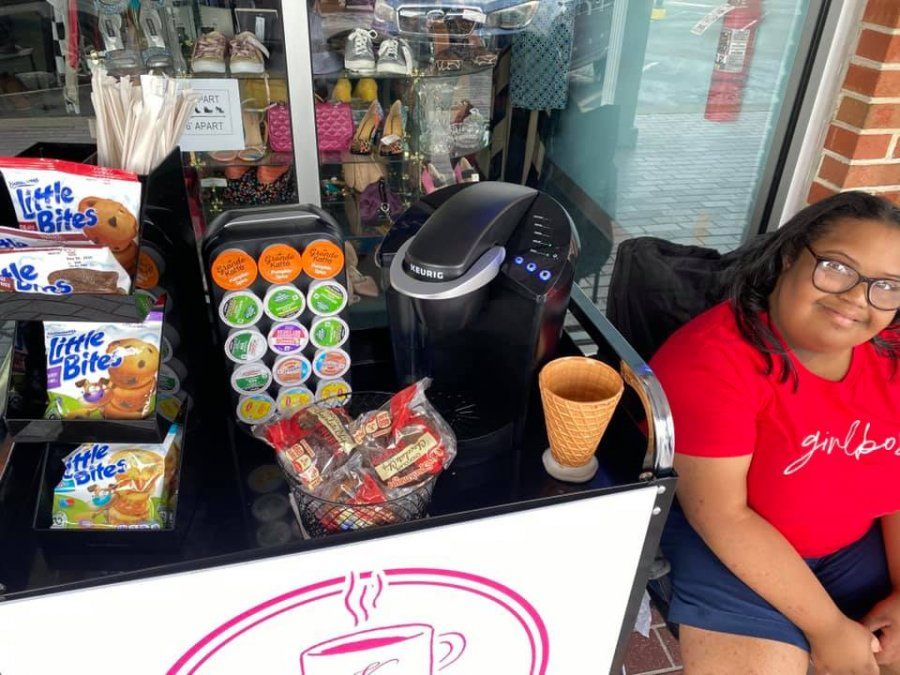 Chica con síndrome de Down decidió abrir su propia cafetería Chica con síndrome de Down decidió abrir su propia cafetería