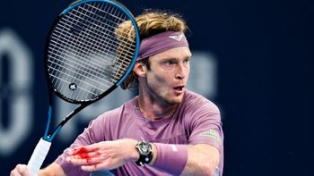 Tenista Andrey Rublev se lesionó los dedos tras golpear un cartel en pleno partido