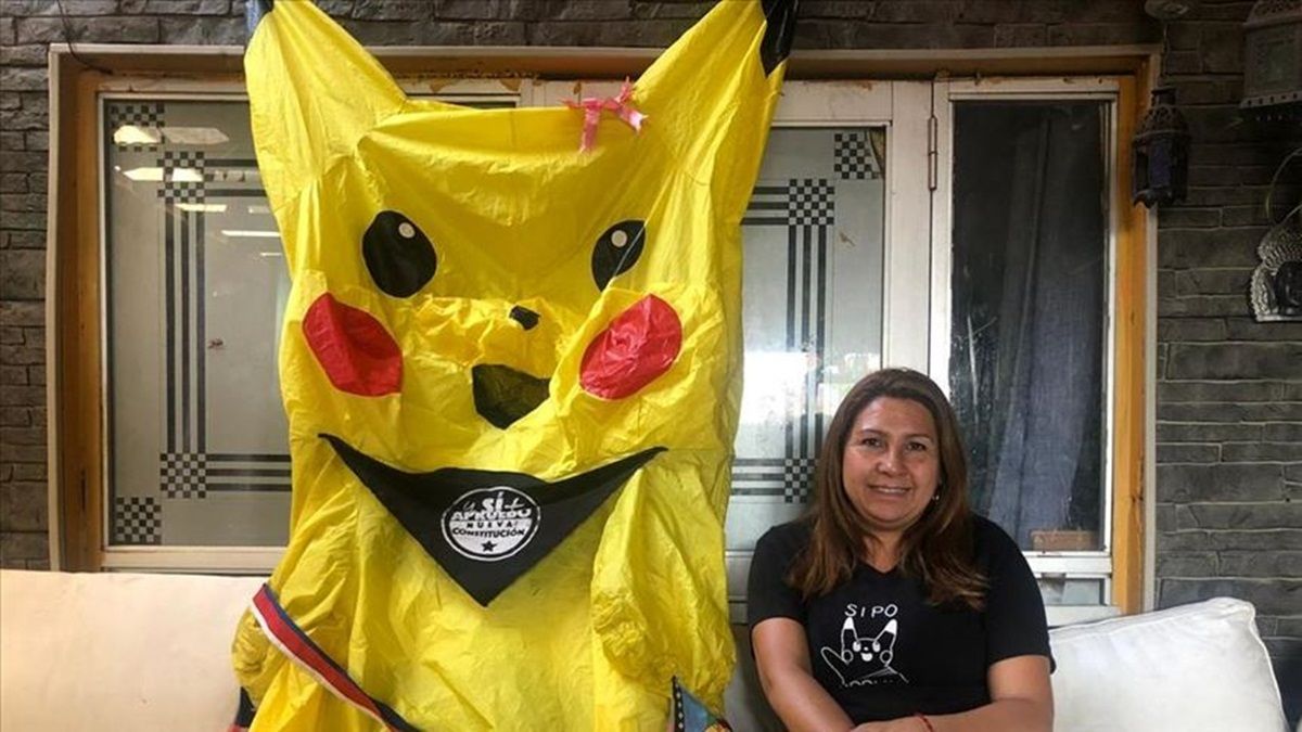 Congresista en Chile causa controversia al sesionar vestida de Pikachú