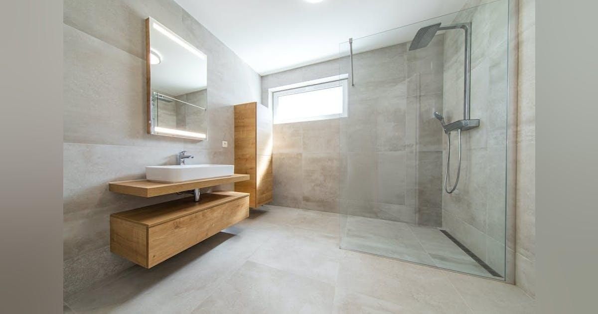 Baño moderno con ducha a ras de piso