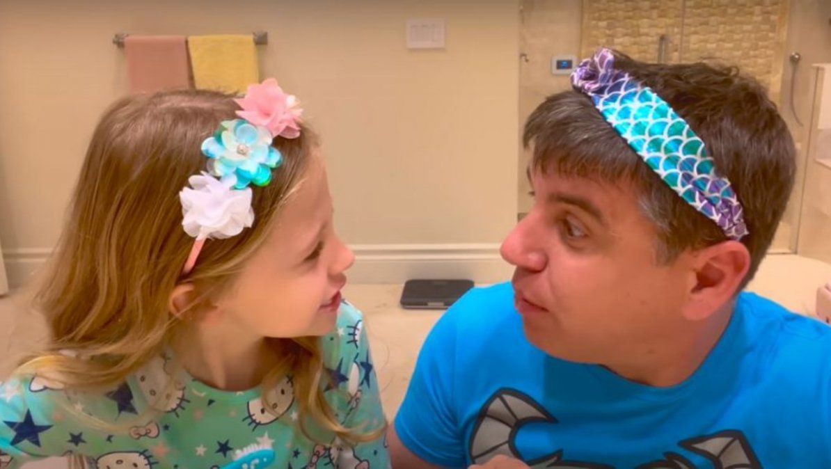 AnastasiaRadzinskaya y su padre en el video. | Foto: captura de pantalla