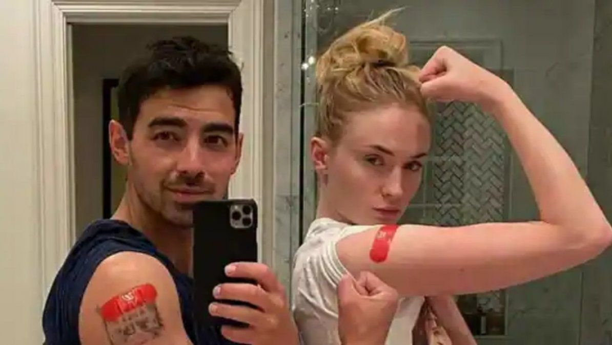 Joe Jonas mostrándose vacunado junto a su esposa Sophie Turner. | foto: Instagram.com