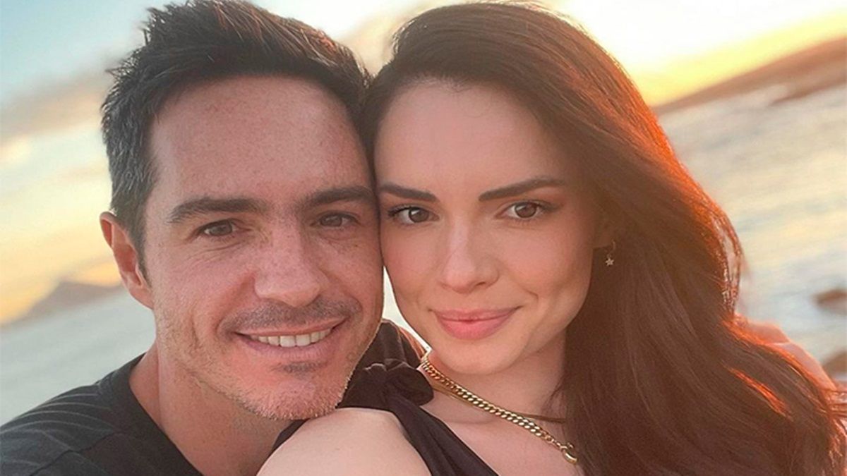 Mauricio Ochmann en los brazos de su novia al regresar de España