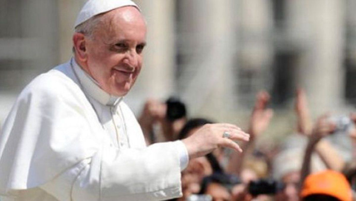 El Papa Francisco se está recuperando y está acompañado por dos enfermeras.