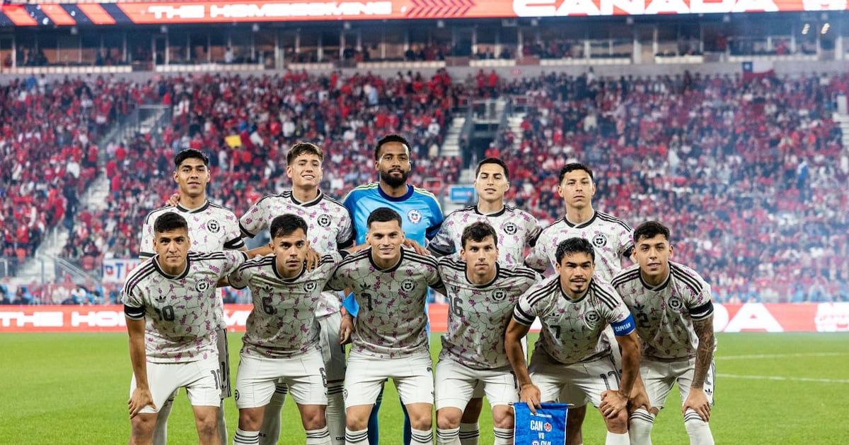 Jugadores chilenos lamentan la derrota y las expulsiones ante Canadá.