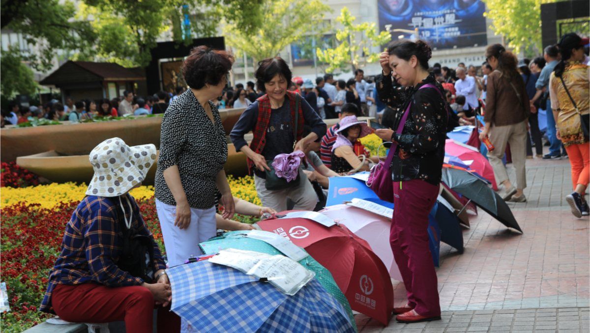 El mercado matrimonial de China reune a decenas de padres desesperados todos los fines de semana. El mercado matrimonial de China reune a decenas de padres desesperados todos los fines de semana.