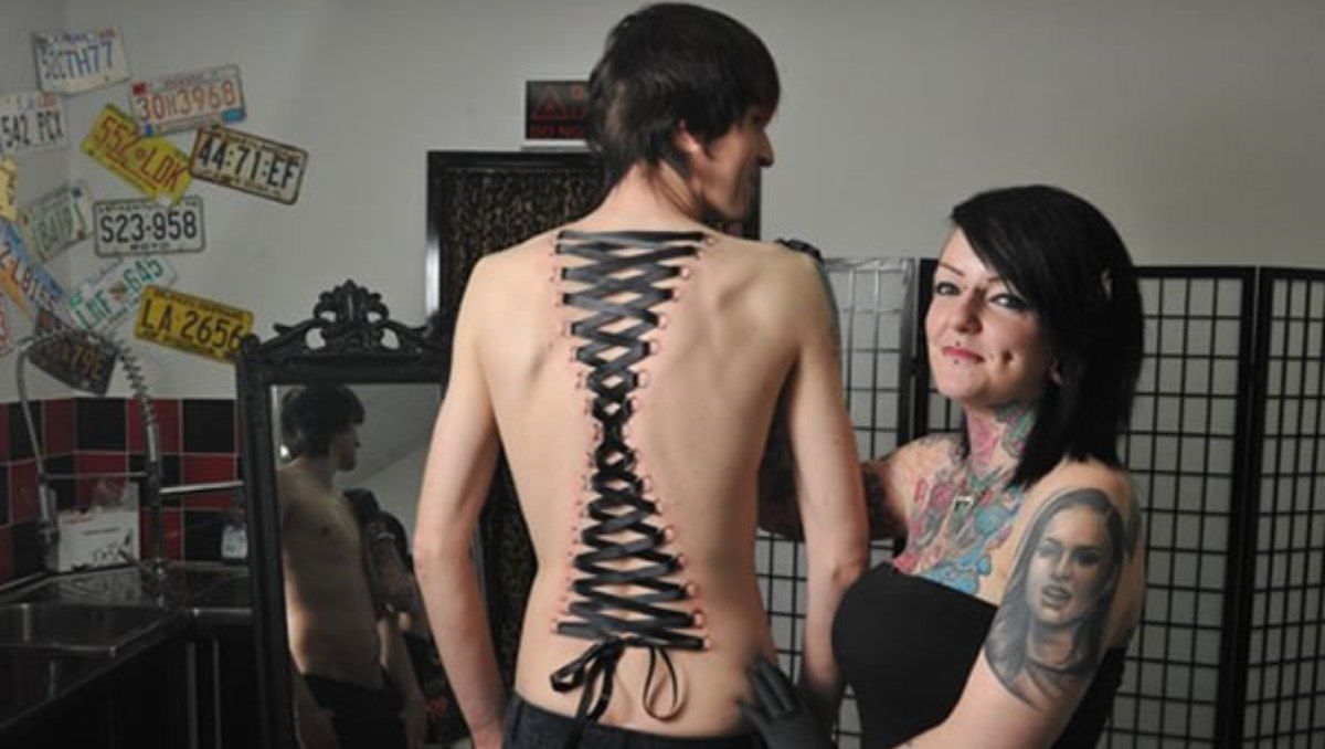 Los piercing de corset pueden causar daños a la piel. | Foto: planetacurioso.com