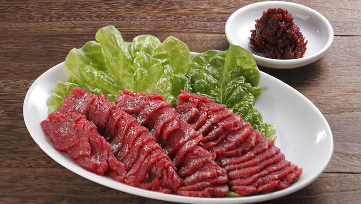 El sashimi de Caballo es una serie de cortes delgados de carne cruda. 