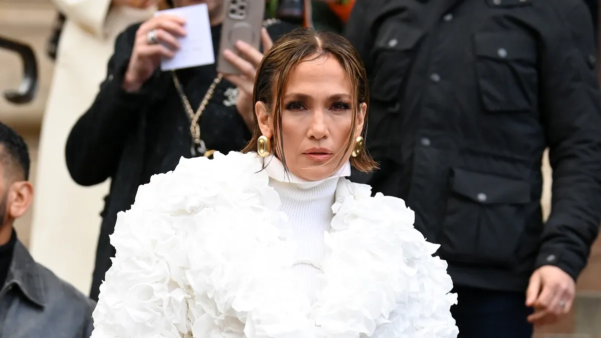 Jennifer Lopez luce un traje dandy en el desfile de Dolce & Gabbana.